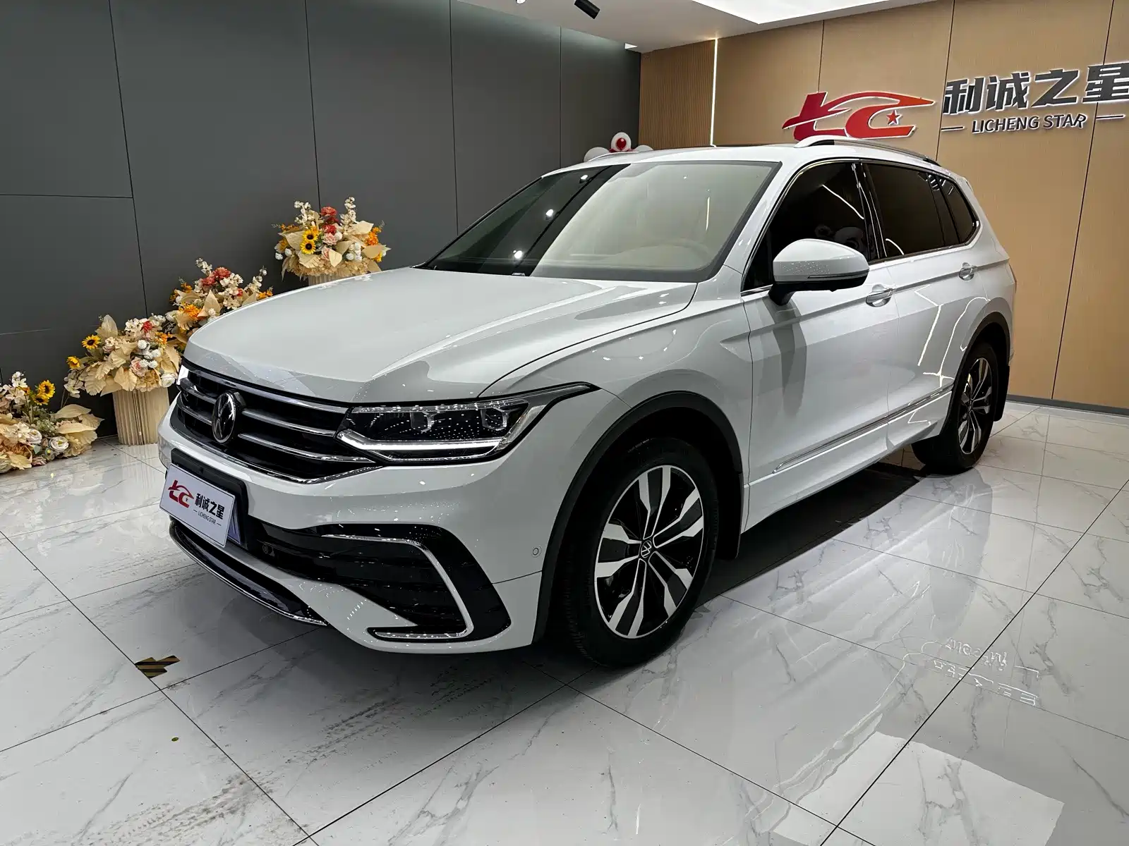 Фото 1 - Volkswagen Tiguan L