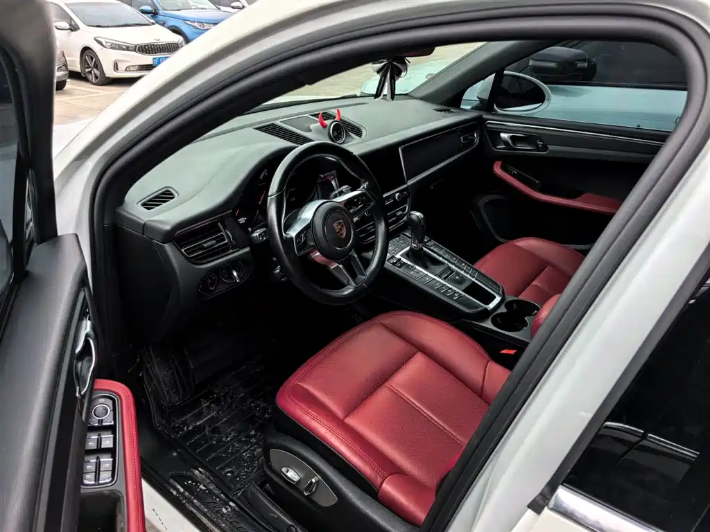PORSCHE MACAN