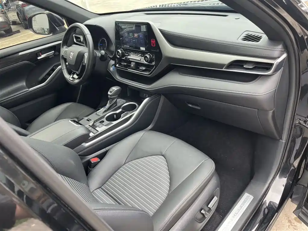 Toyota Crown Kluger 2022 2.5L HEV 4WD Luxury Edition фото 23