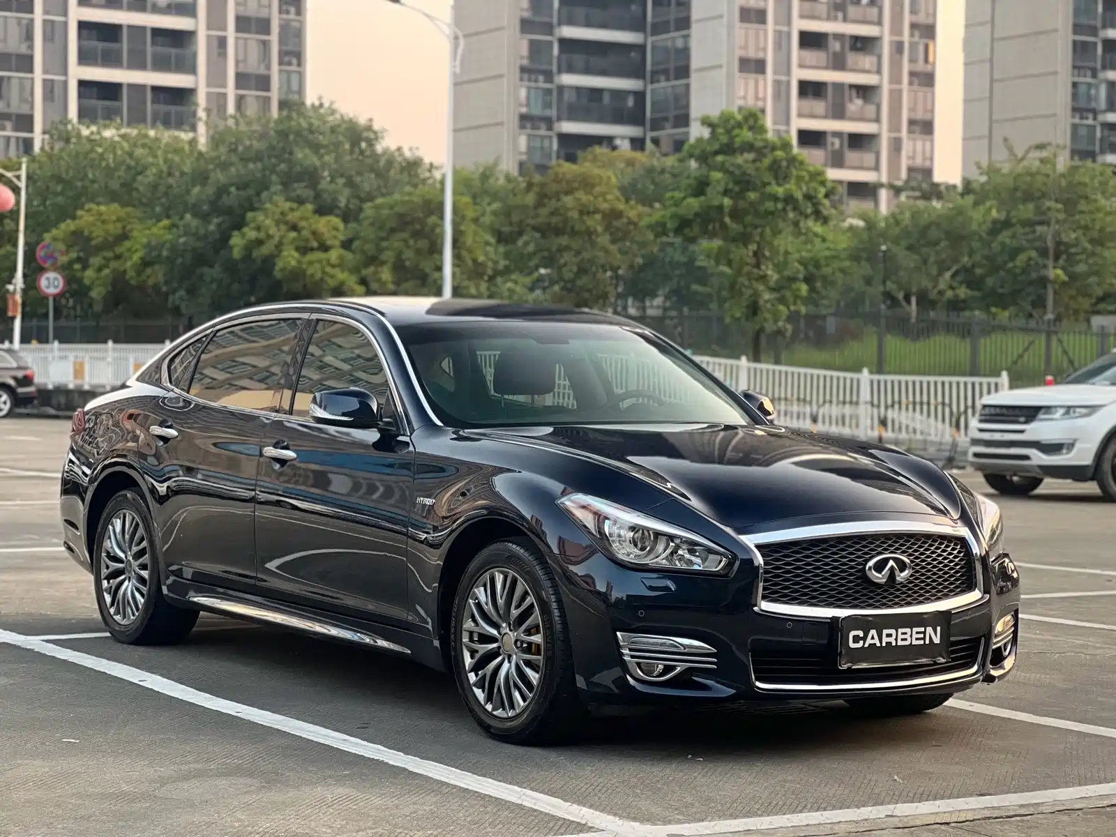 Photo 3 - Infiniti Q70