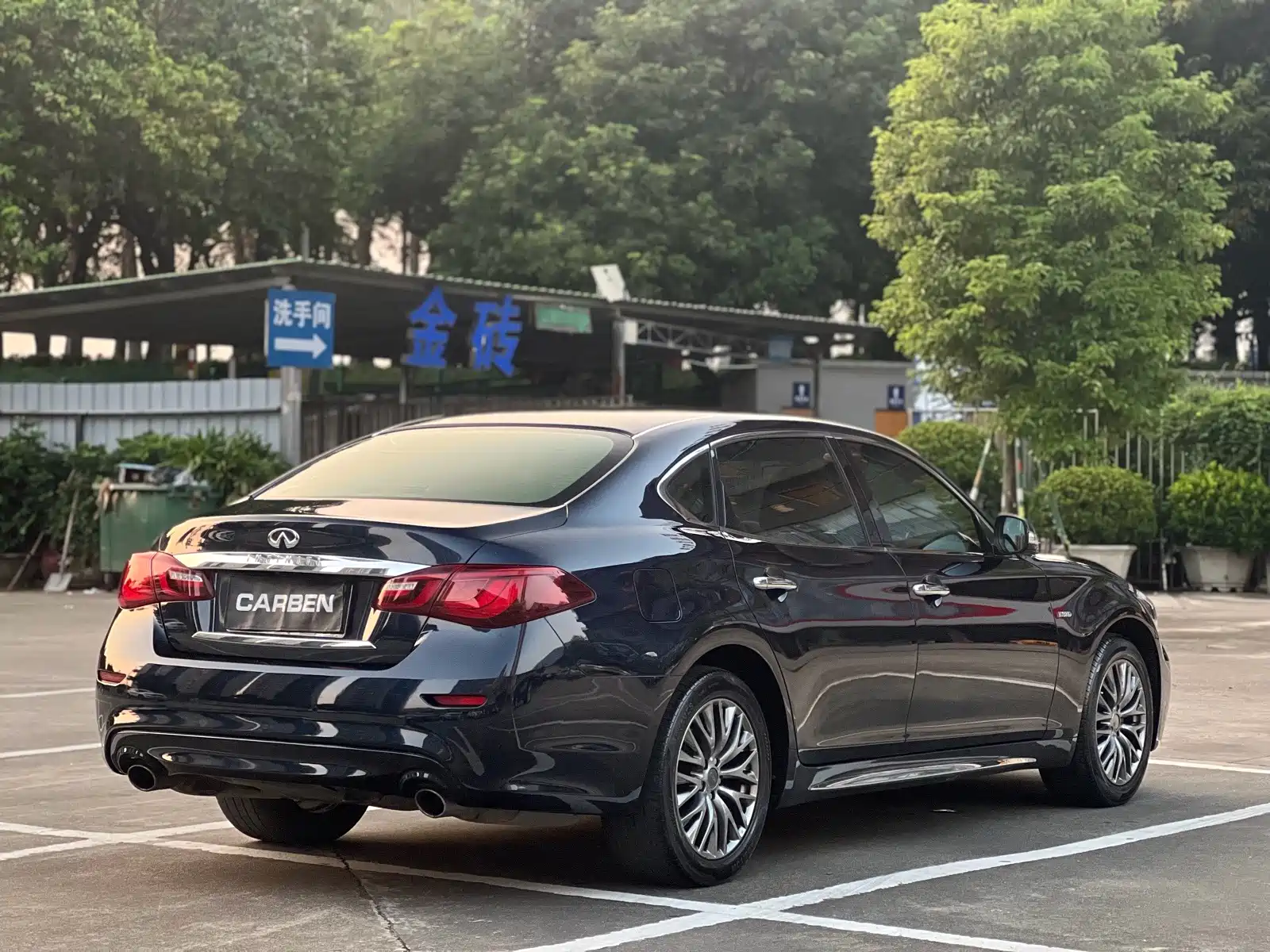 Photo 5 - Infiniti Q70