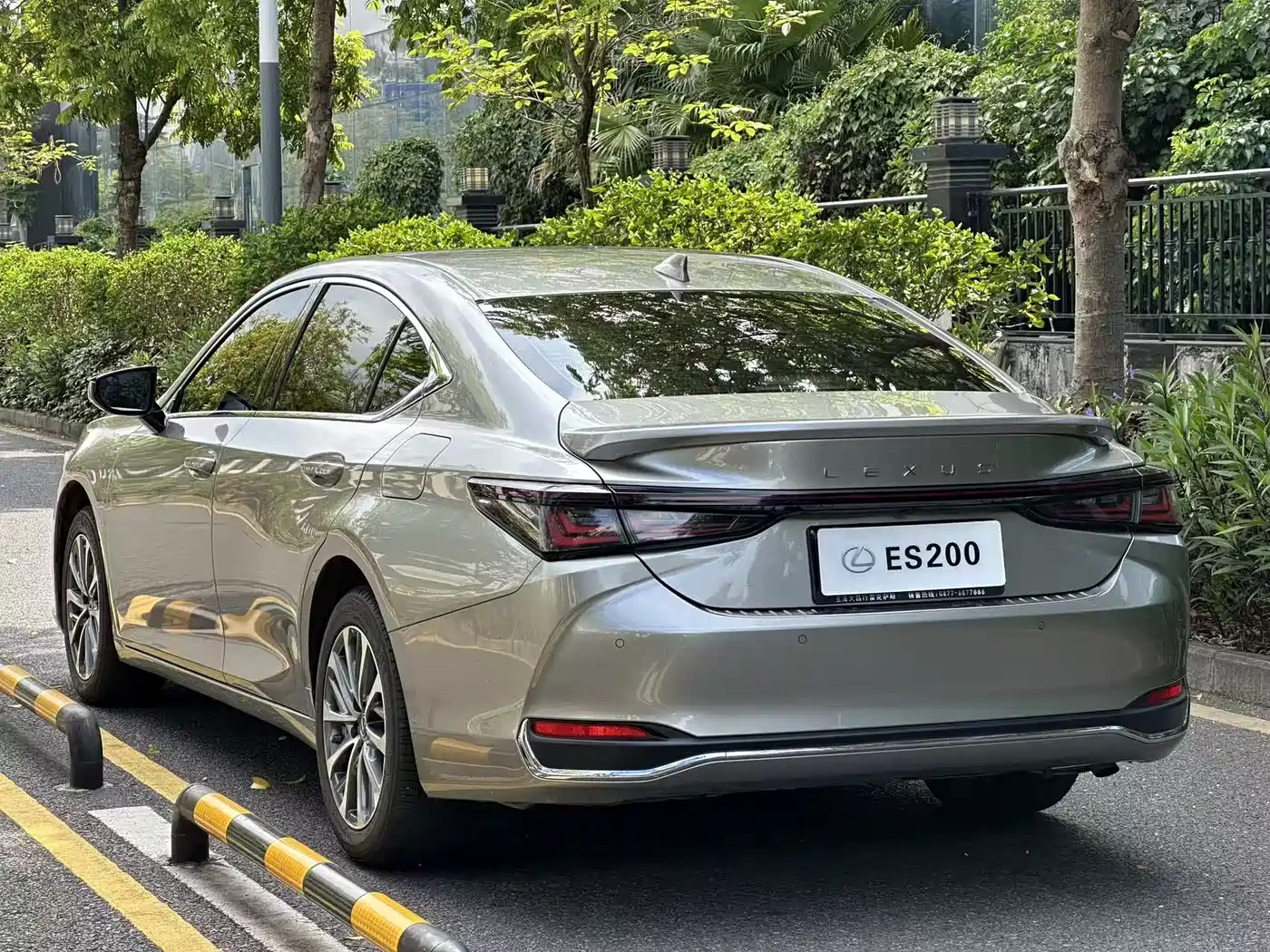 Lexus ES 2025 200 Ultimate Edition фото 9