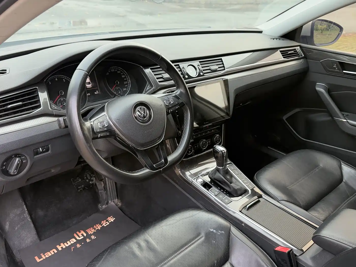 Volkswagen Passat 2017 330TSI DSG Luxury фото 14