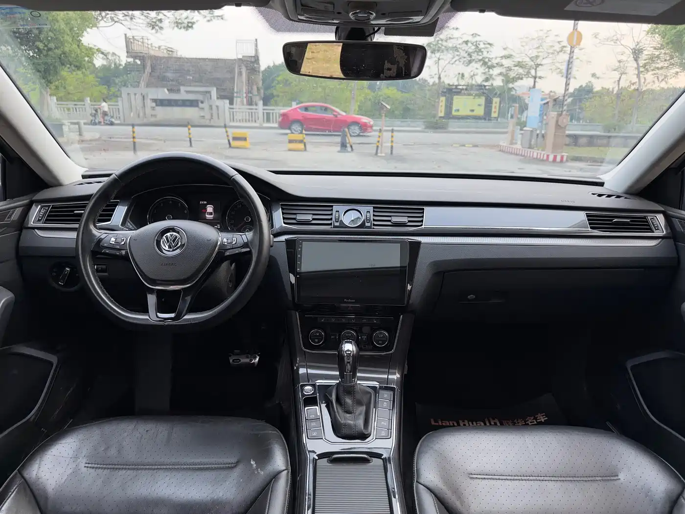 Volkswagen Passat 2017 330TSI DSG Luxury фото 17