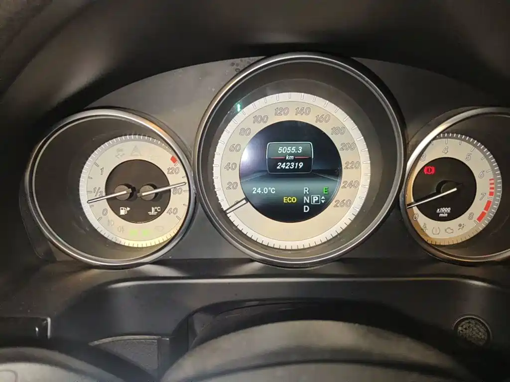 Фото 4 - Mercedes-Benz E-Class