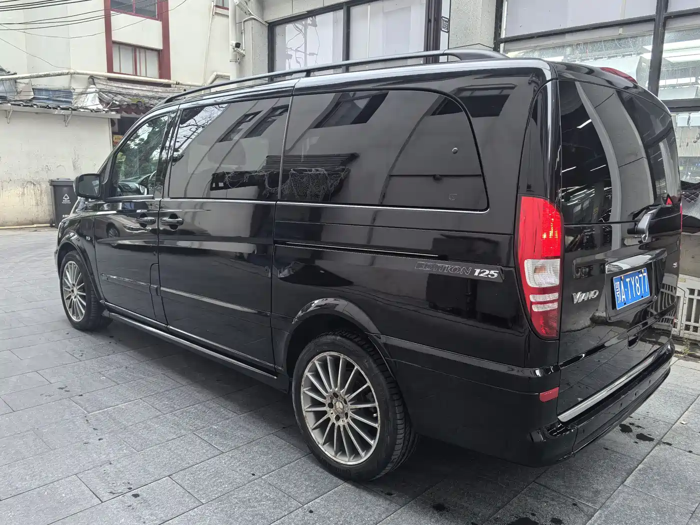 Mercedes-Benz Viano (Import) 2011 3.5L 125th Anniversary Edition 7-Seater фото 5