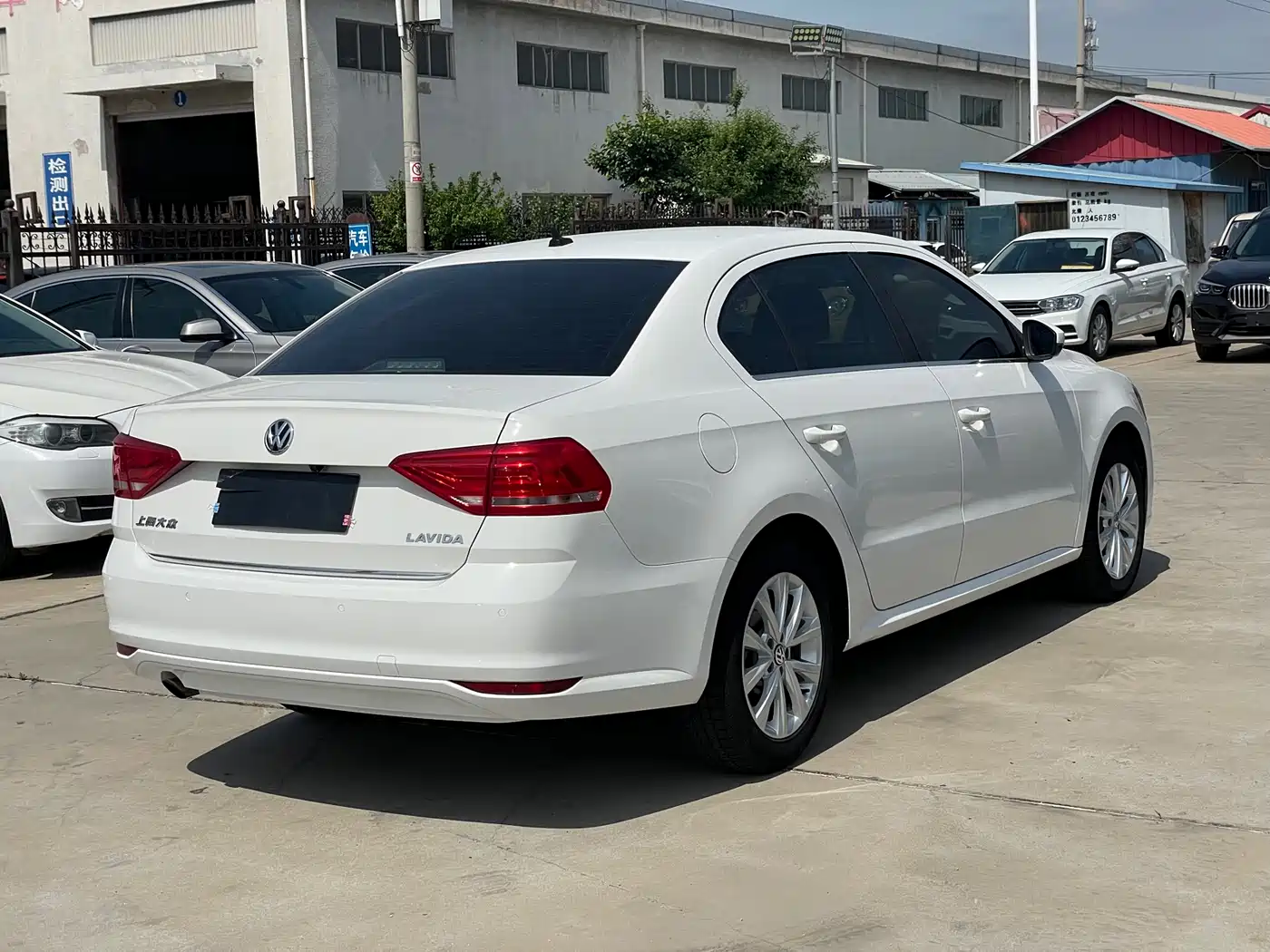 Volkswagen Lavida 2015 1.6L Automatic Comfort Edition фото 10