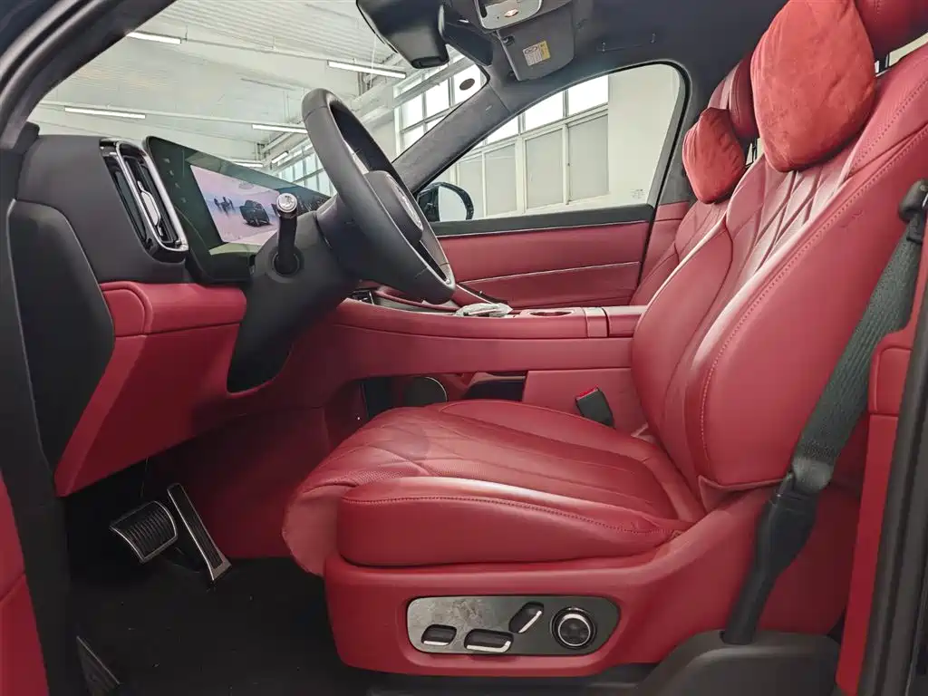 AITO Wenjie AITO M8 2025 Model Extended Range Max Edition 37kWh 6-Seater фото 7