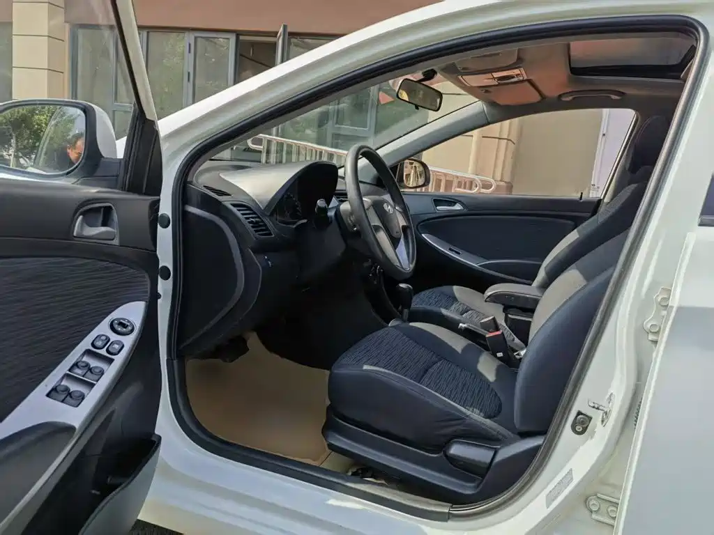 صورة 15 - Hyundai Reina