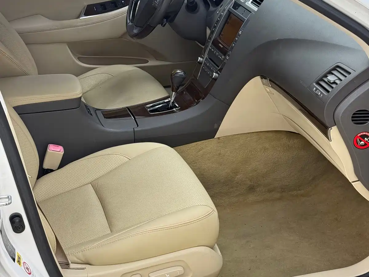 Фото 27 - Lexus ES