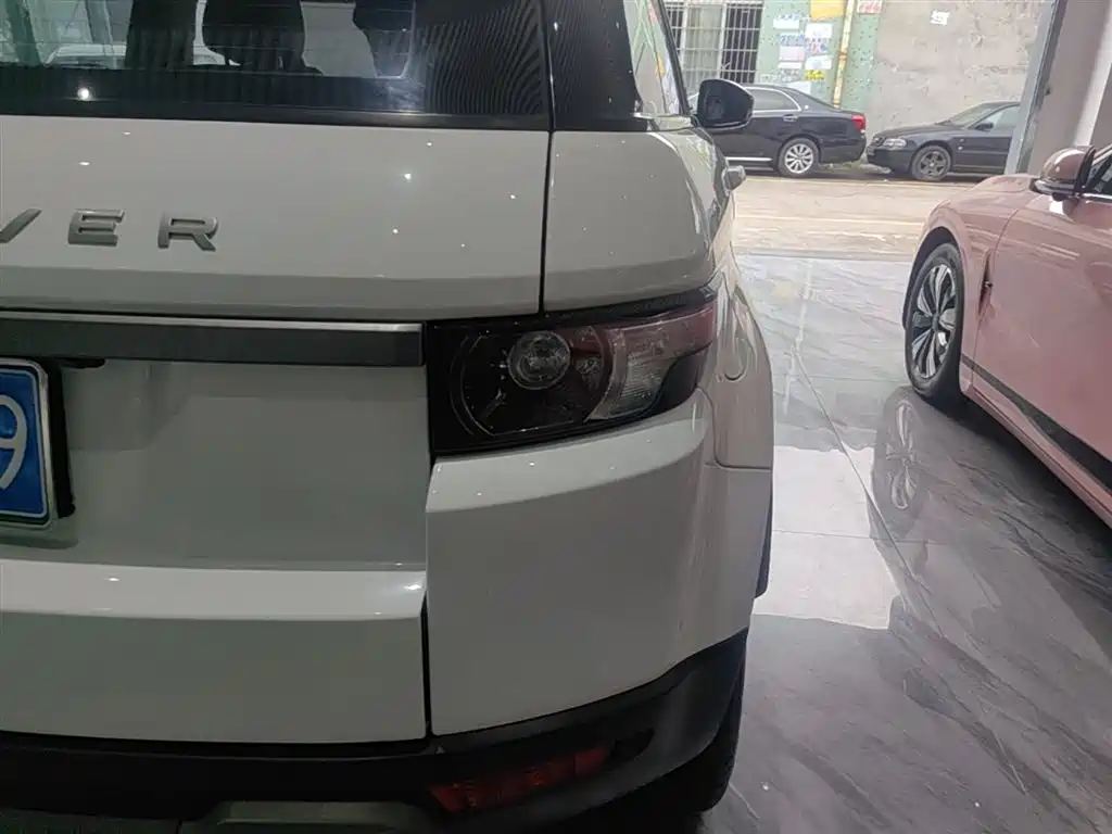 Land Rover Range Rover Evoque 2015 2.0T 5-Door Intelligent Edition фото 8