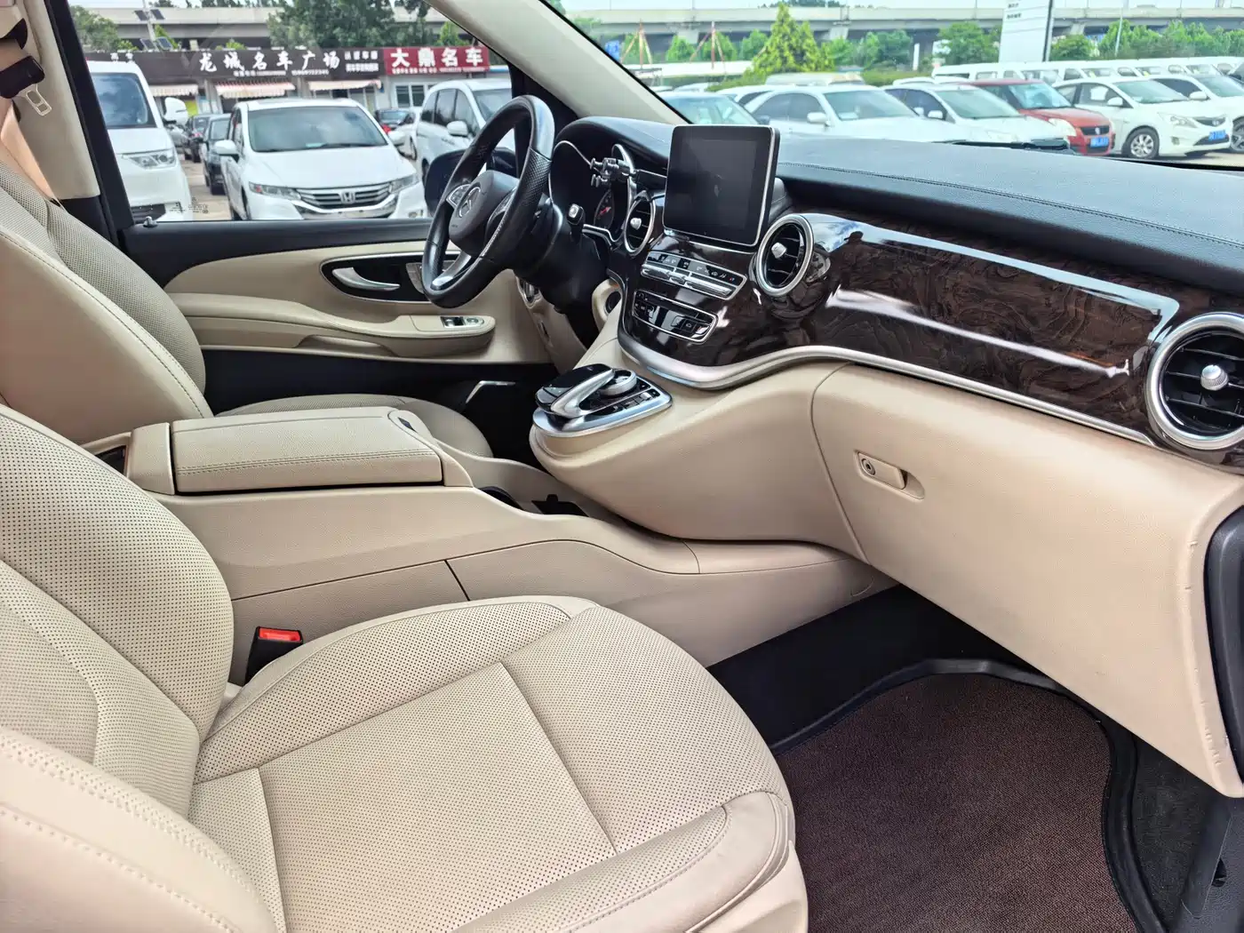Mercedes-Benz V-Class 2018 V 260 L Premium Long Wheelbase Edition China VI фото 7