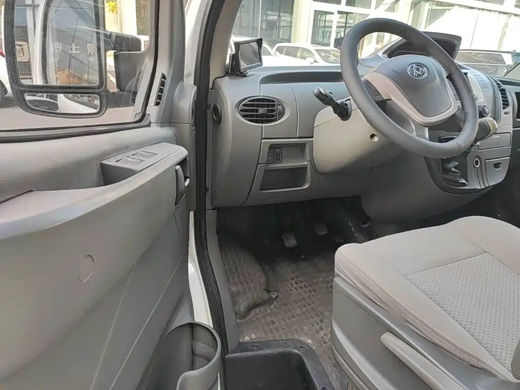 Maxus Xintu V80 2017 2017 2.5T 6-speed manual Aoyun Tong China V short wheelbase medium roof 5/6/10 seats