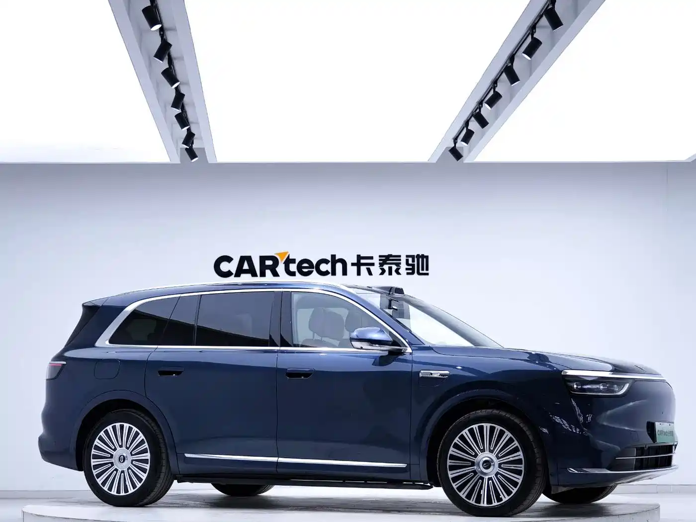AITO Wenjie AITO M8 2025 Extended Range Ultra 53.4kWh 6-Seater фото 4