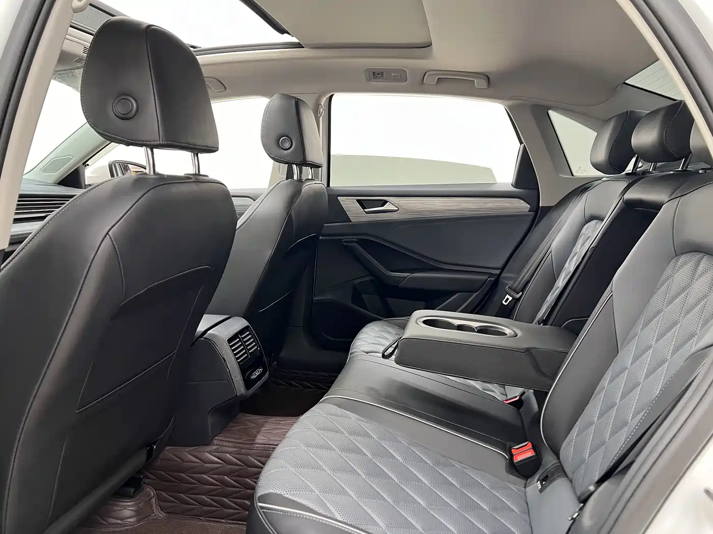 Volkswagen Sagitar 2023 300TSI DSG Surpassing Edition фото 17