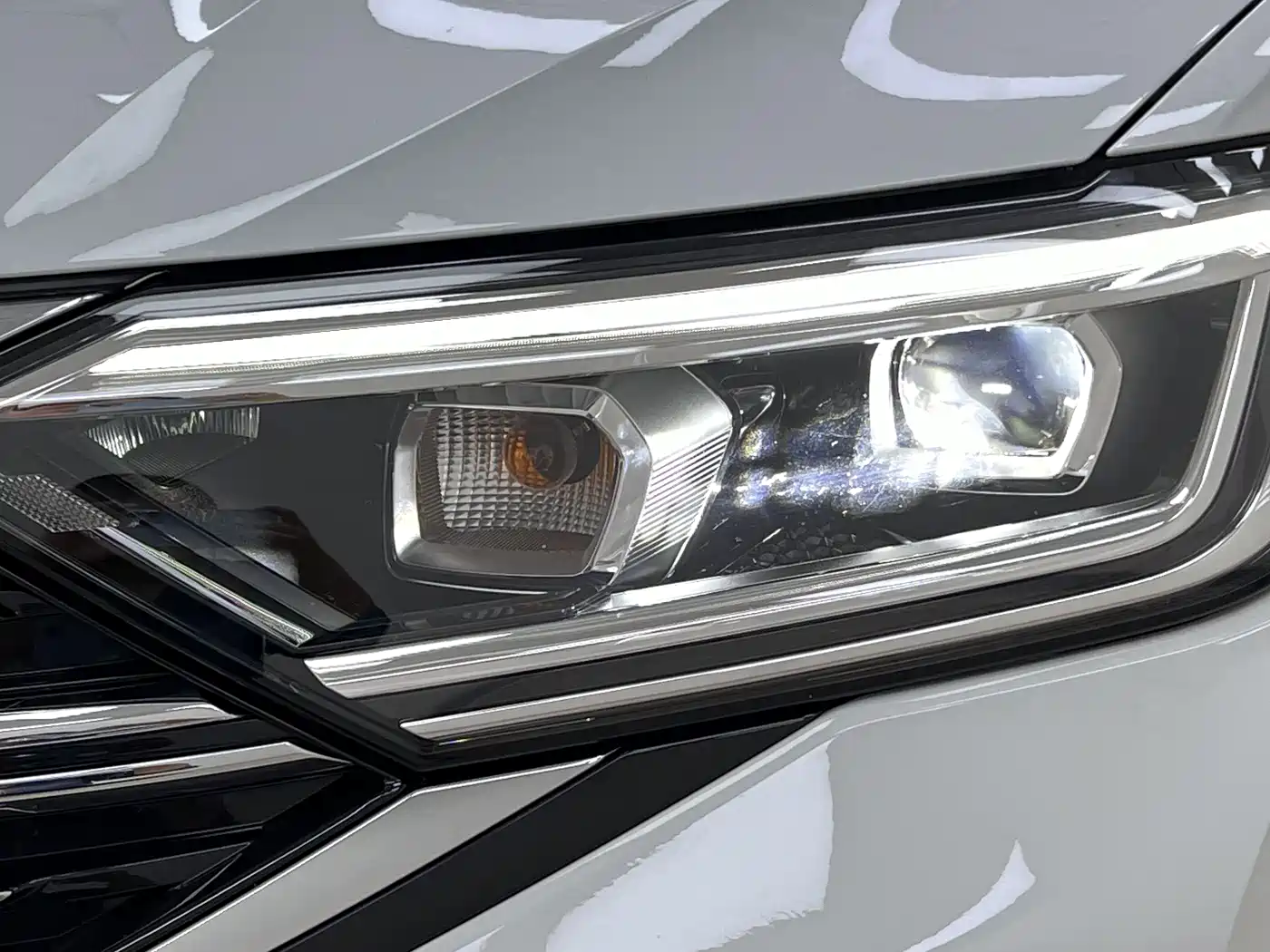 Volkswagen Sagitar 2023 300TSI DSG Surpassing Edition фото 24