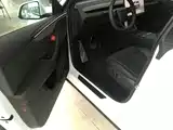 Photo 16 - Tesla Model Y L