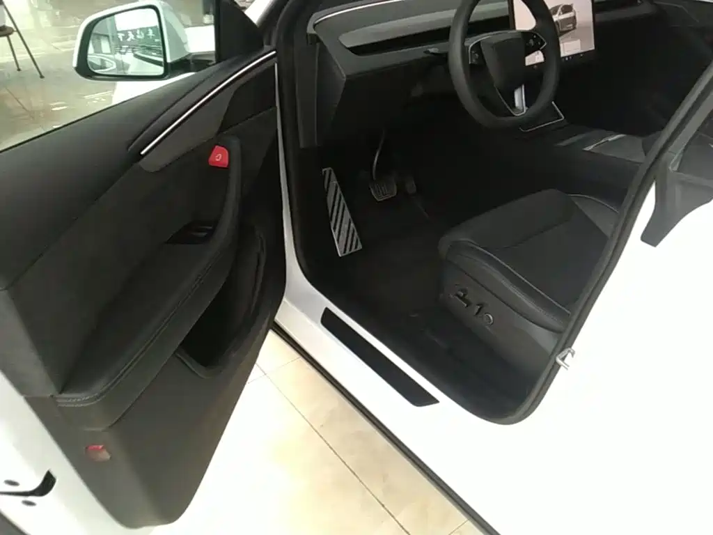 Photo 16 - Tesla Model Y L