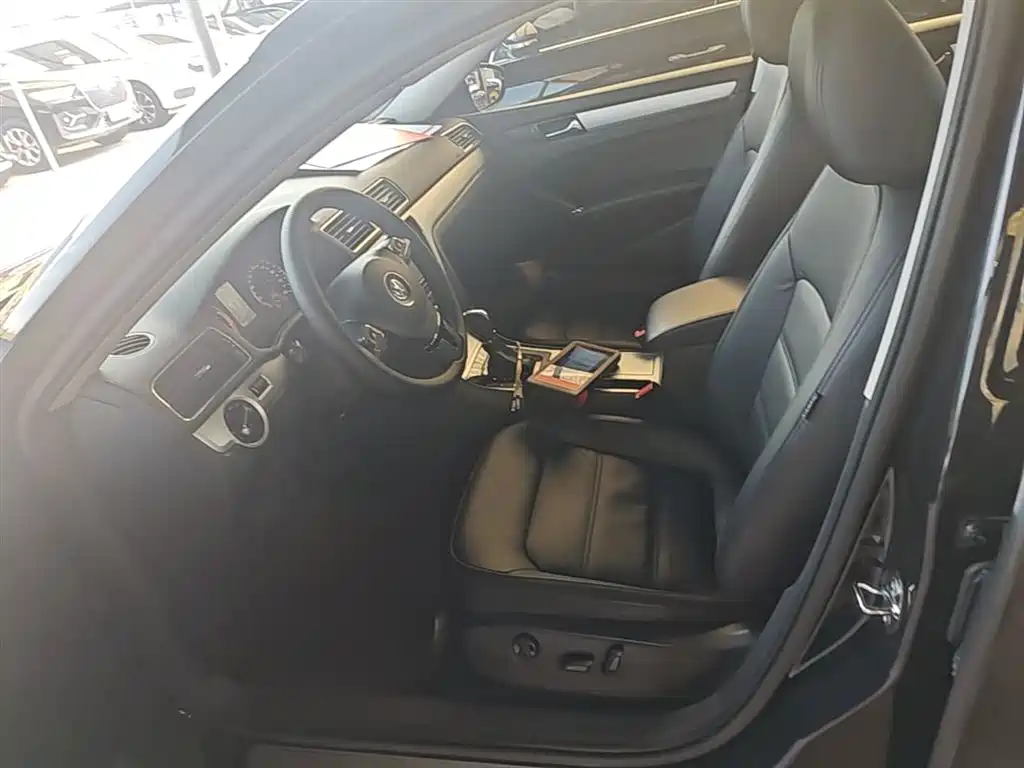 Volkswagen Passat 2015 1.8TSI DSG Honor Edition фото 15