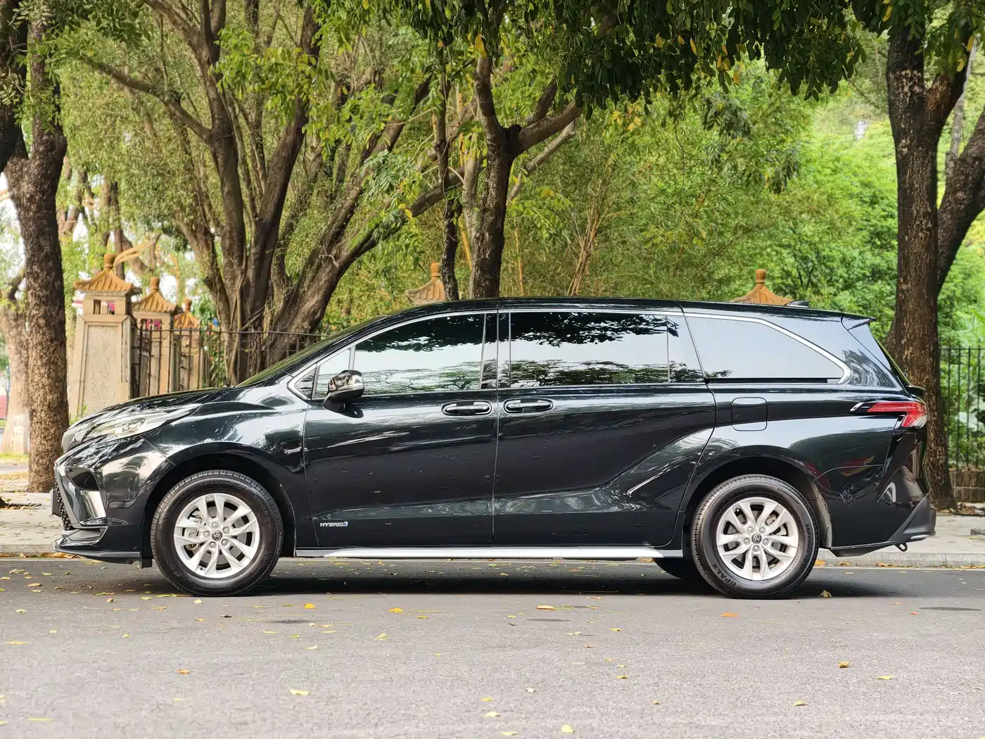 Toyota Granvia 2024 2.5L Hybrid Luxury фото 16