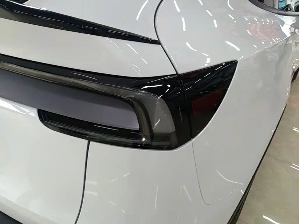 Photo 8 - Tesla Model Y L