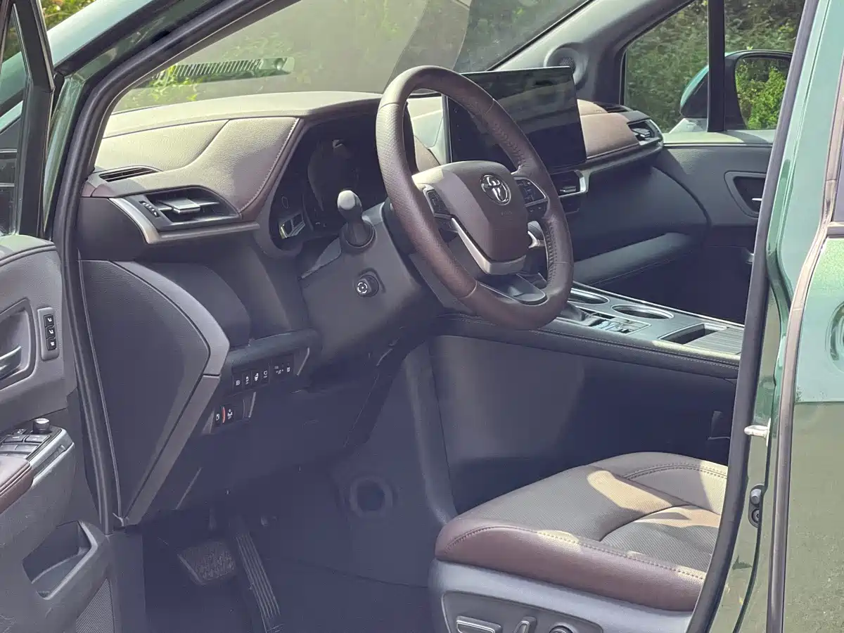 Toyota Sienna 2023 2.5L Hybrid Platinum Edition фото 7
