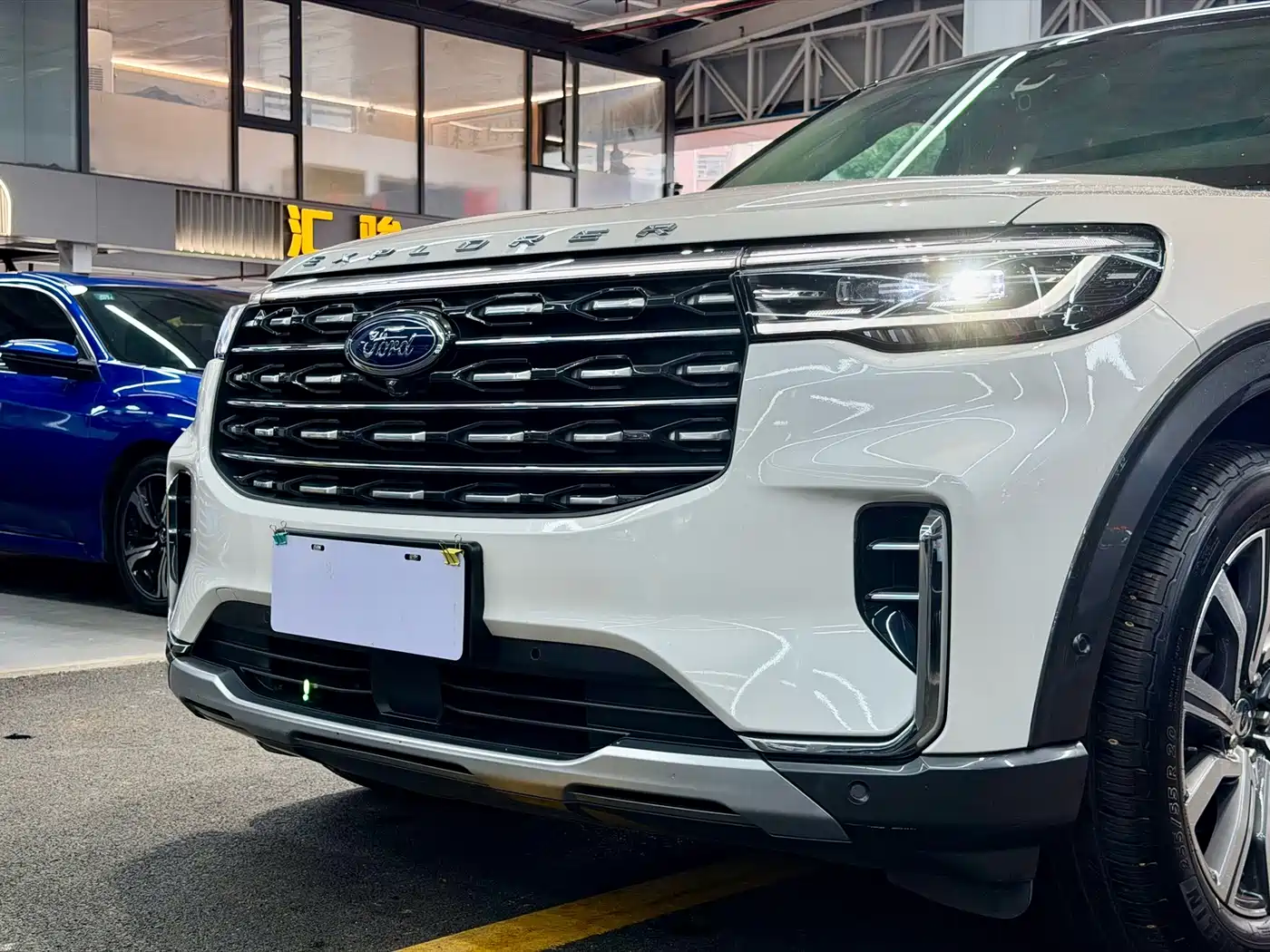 Photo 5 - Ford Explorer
