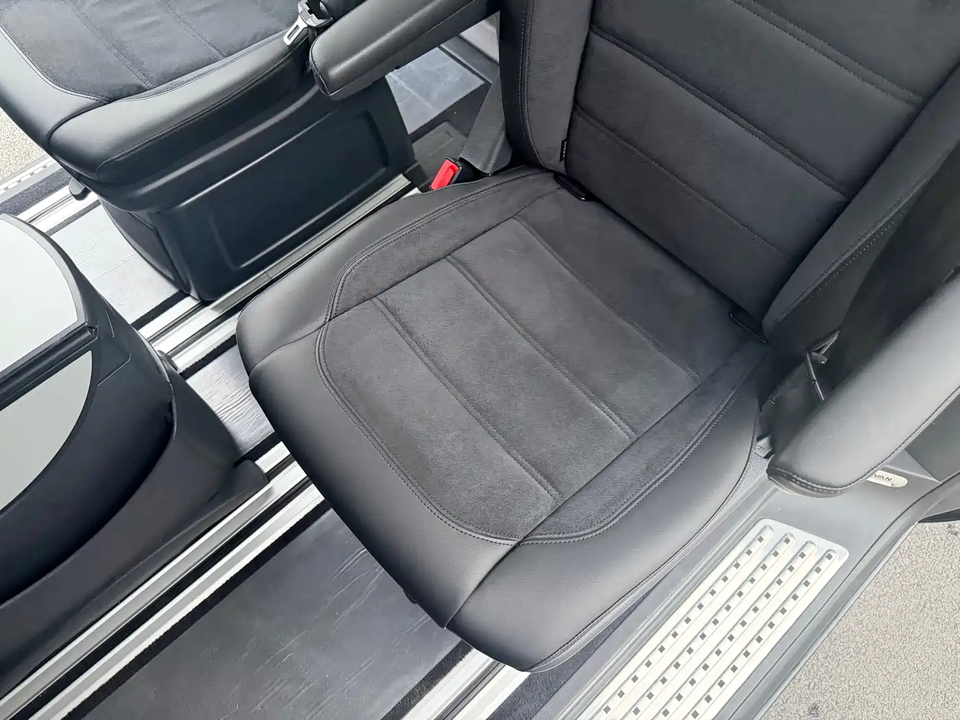 Volkswagen Multivan 2018 2.0TSI 4WD Explorer Edition 7-Seater фото 22
