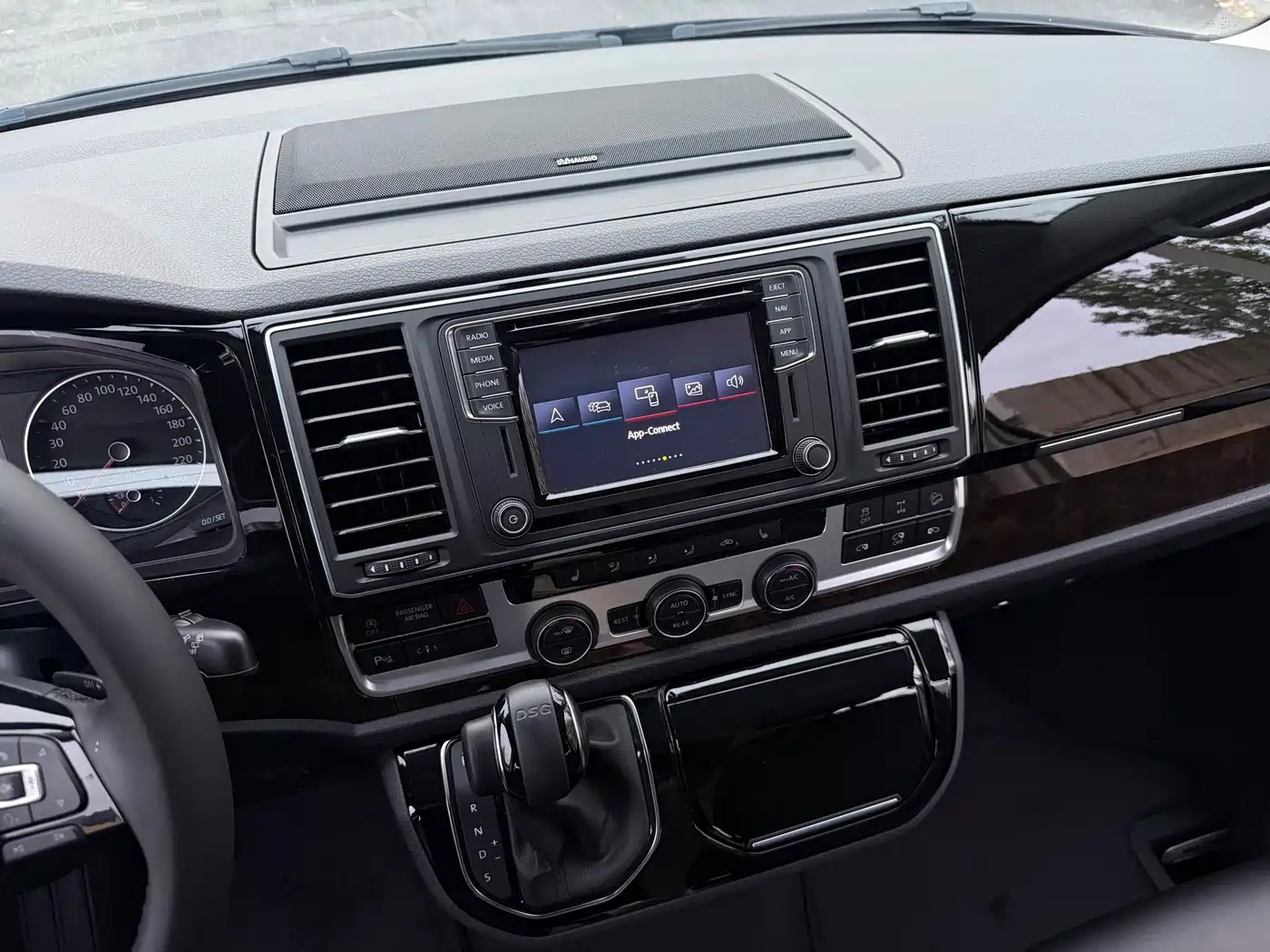 Volkswagen Multivan 2018 2.0TSI 4WD Explorer Edition 7-Seater фото 9