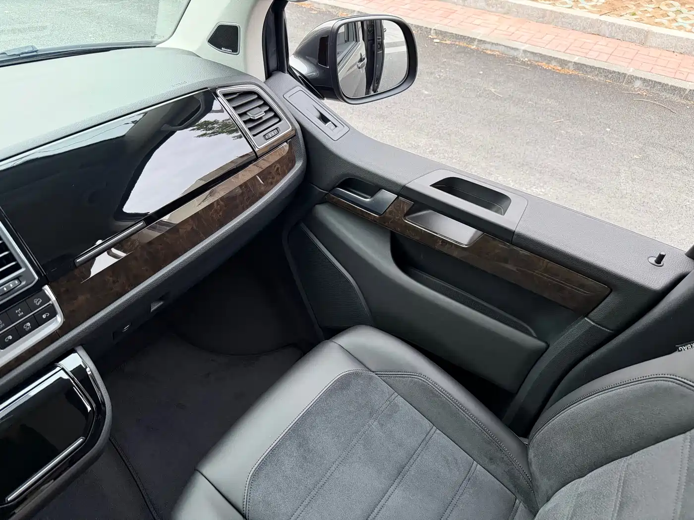 Volkswagen Multivan 2018 2.0TSI 4WD Explorer Edition 7-Seater фото 14