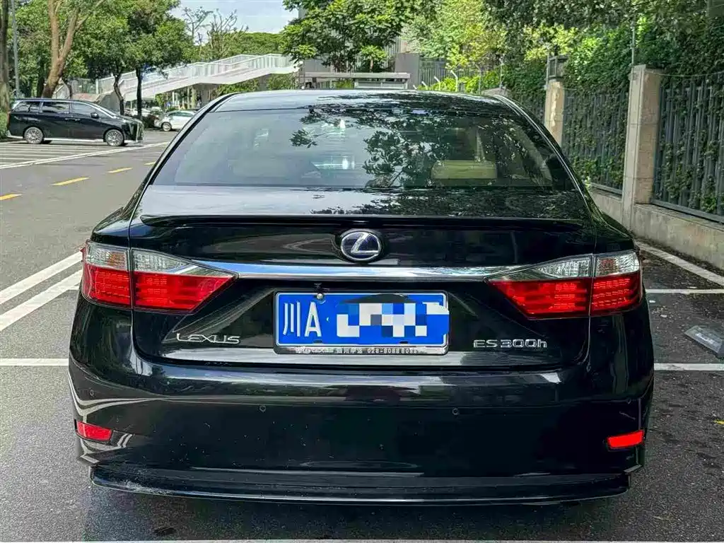 Фото 5 - Lexus ES