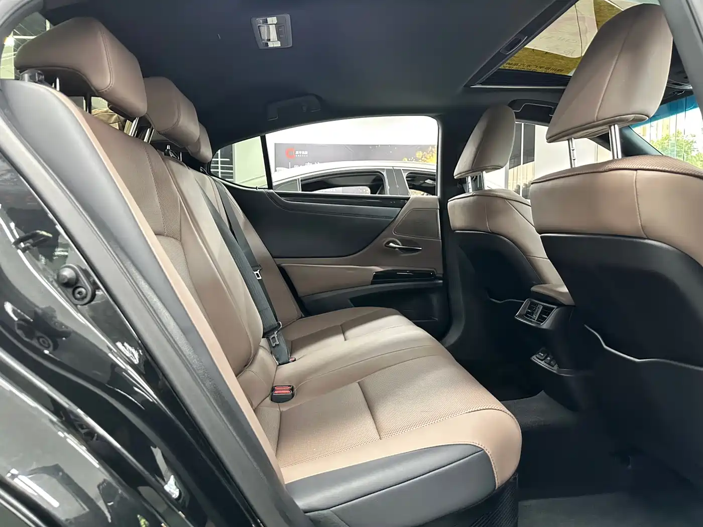 Lexus ES 2022 300h Ultimate Edition фото 13