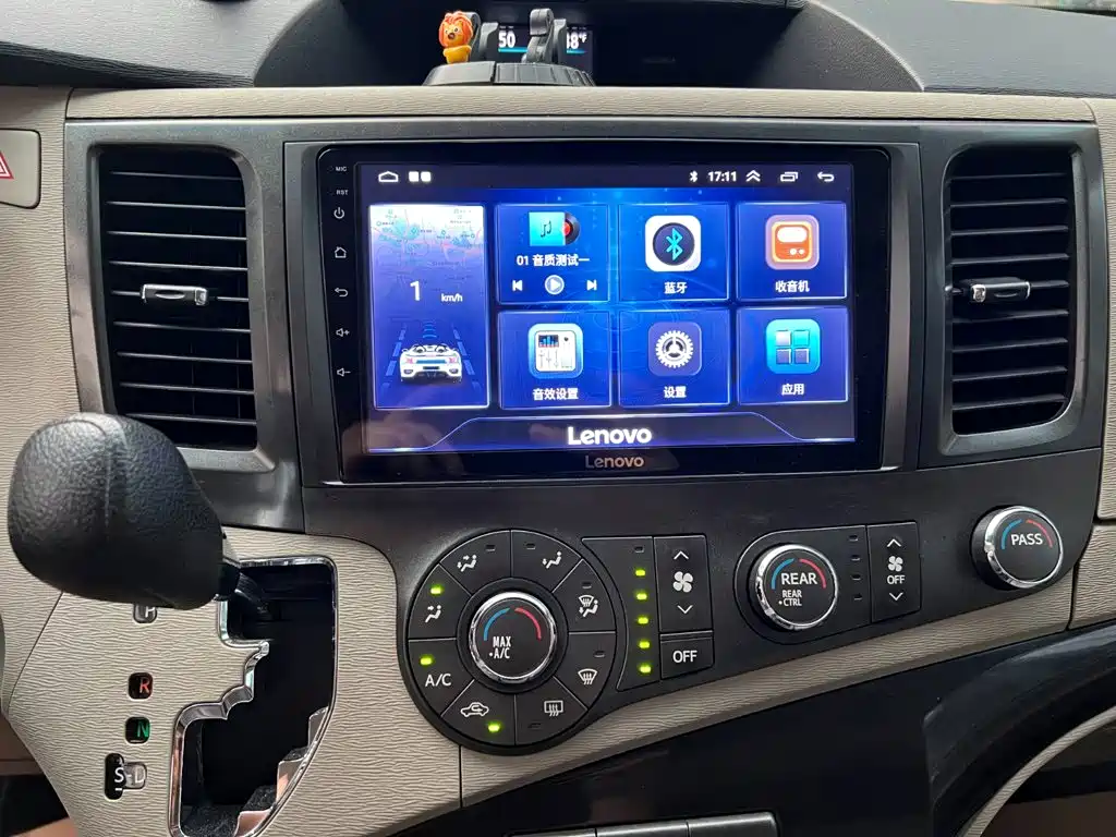 Photo 10 - Toyota Sienna