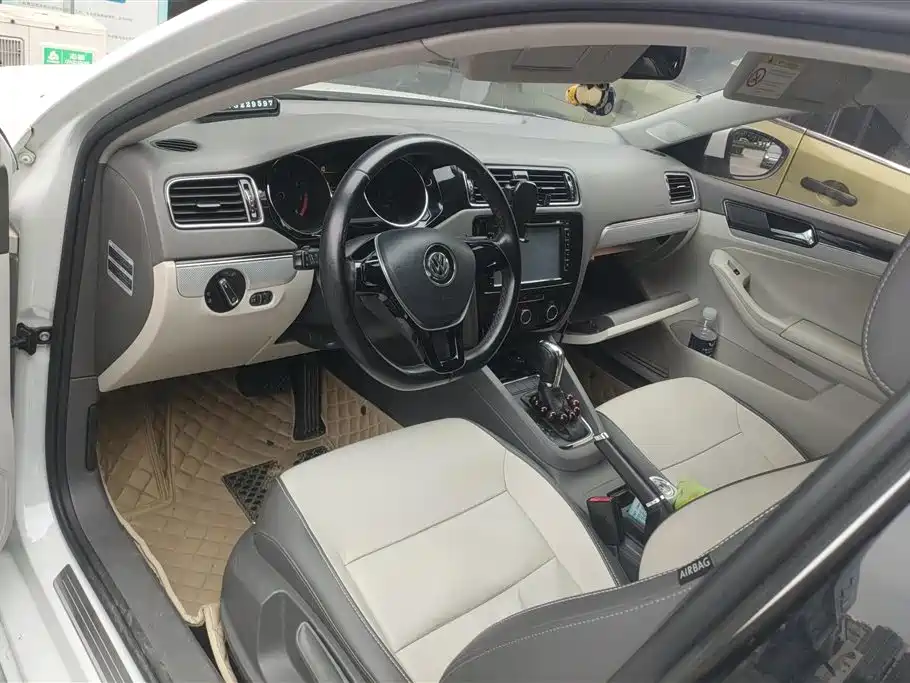 Volkswagen Sagitar 2015 1.6L Automatic Comfort фото 12