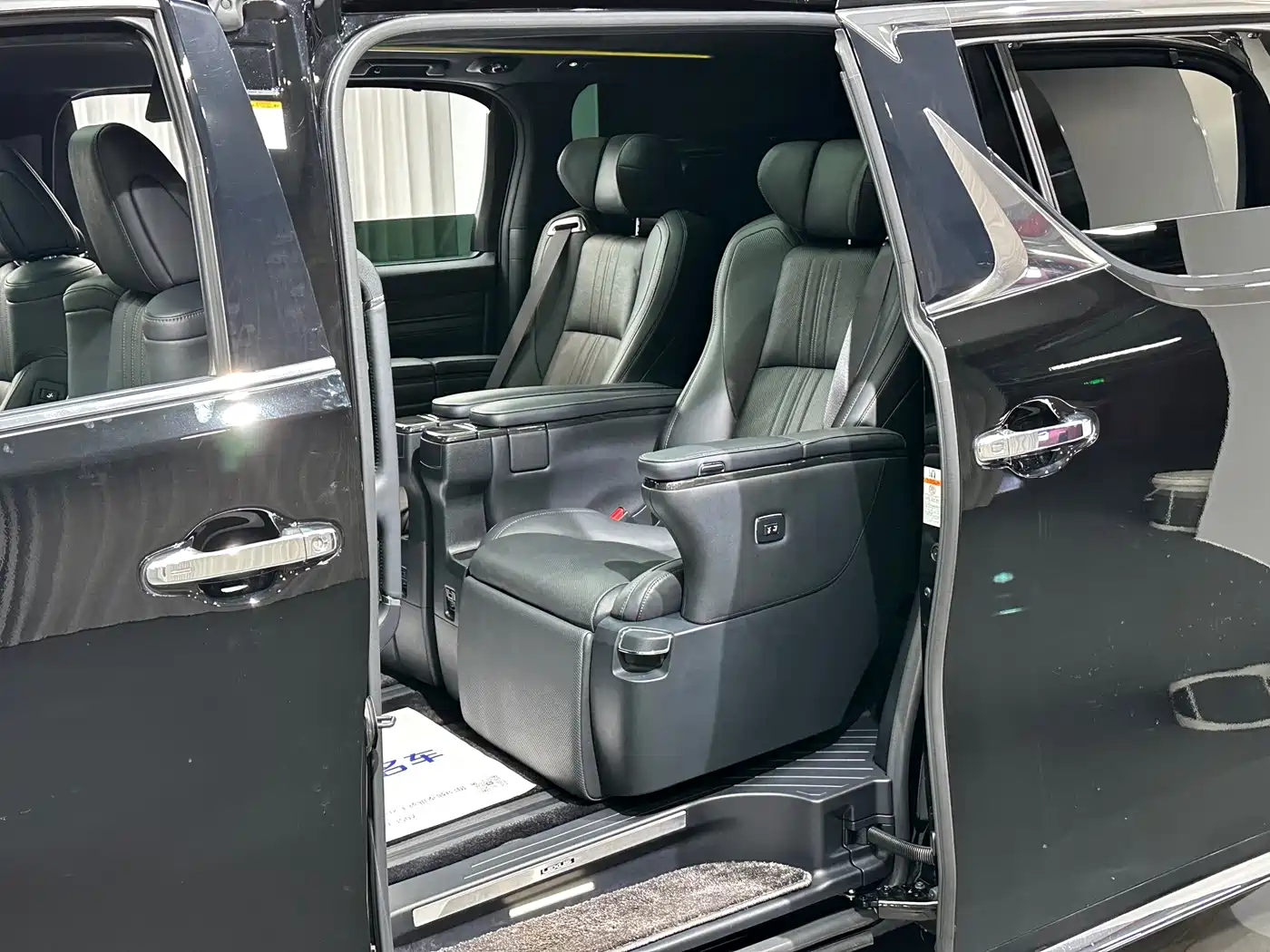 Lexus LM 2021 2020 300h Seven-Seater Elegance Edition