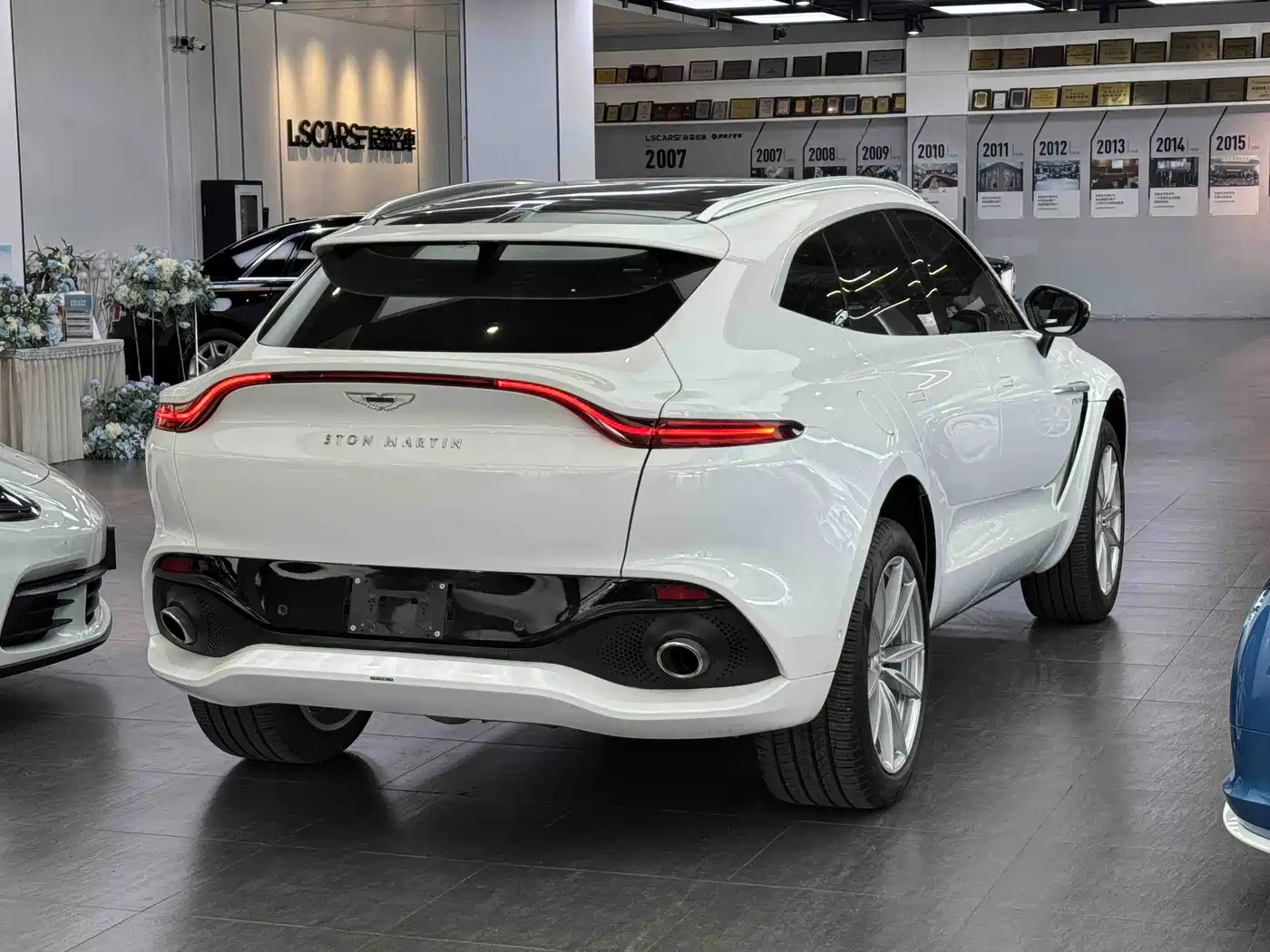 ASTON MARTIN DBX