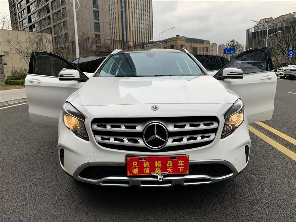 Mercedes-Benz GLA 2018 GLA 200 Dynamic фото 2