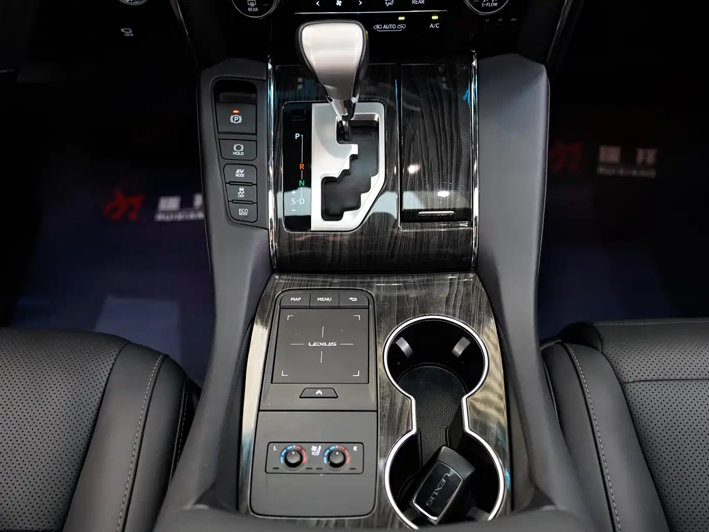 Lexus LM 2020 300h Seven-Seater Elegance Edition фото 8