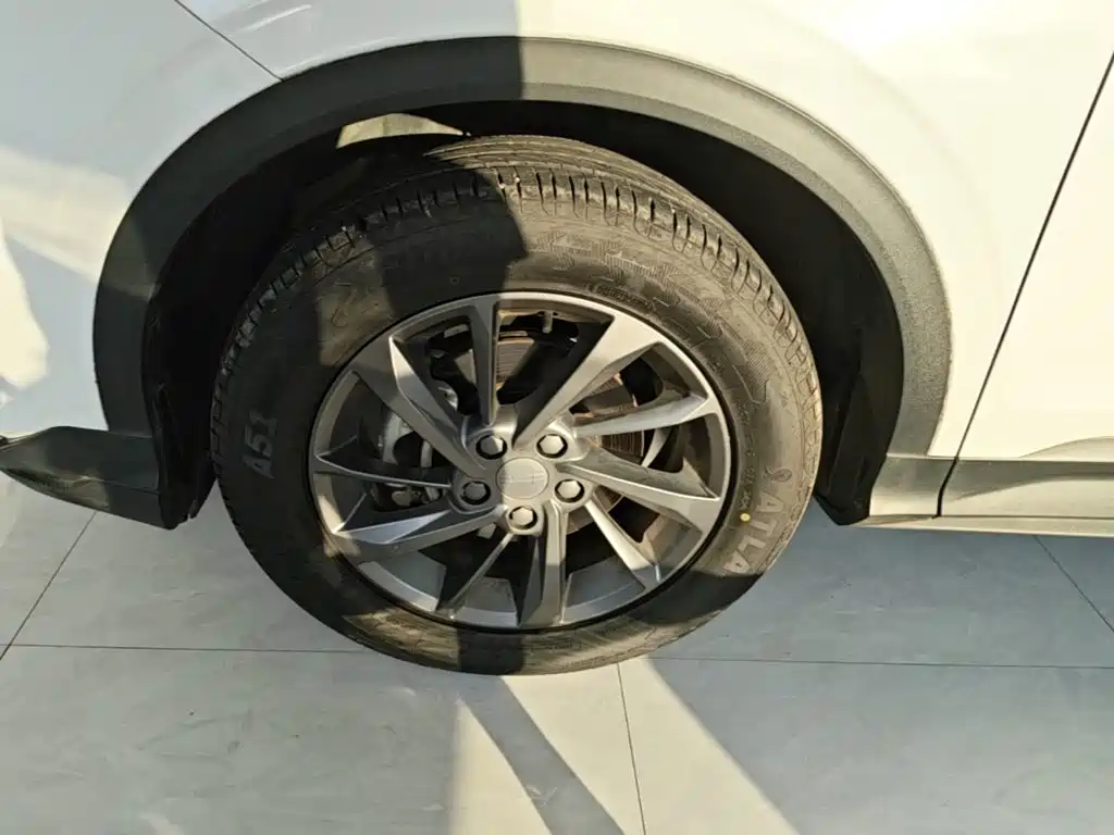 Фото 23 - Geely Binyue