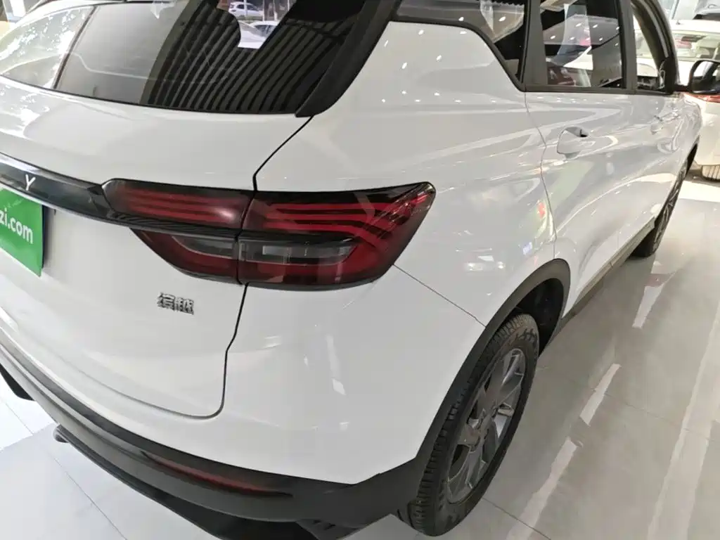 Фото 8 - Geely Binyue