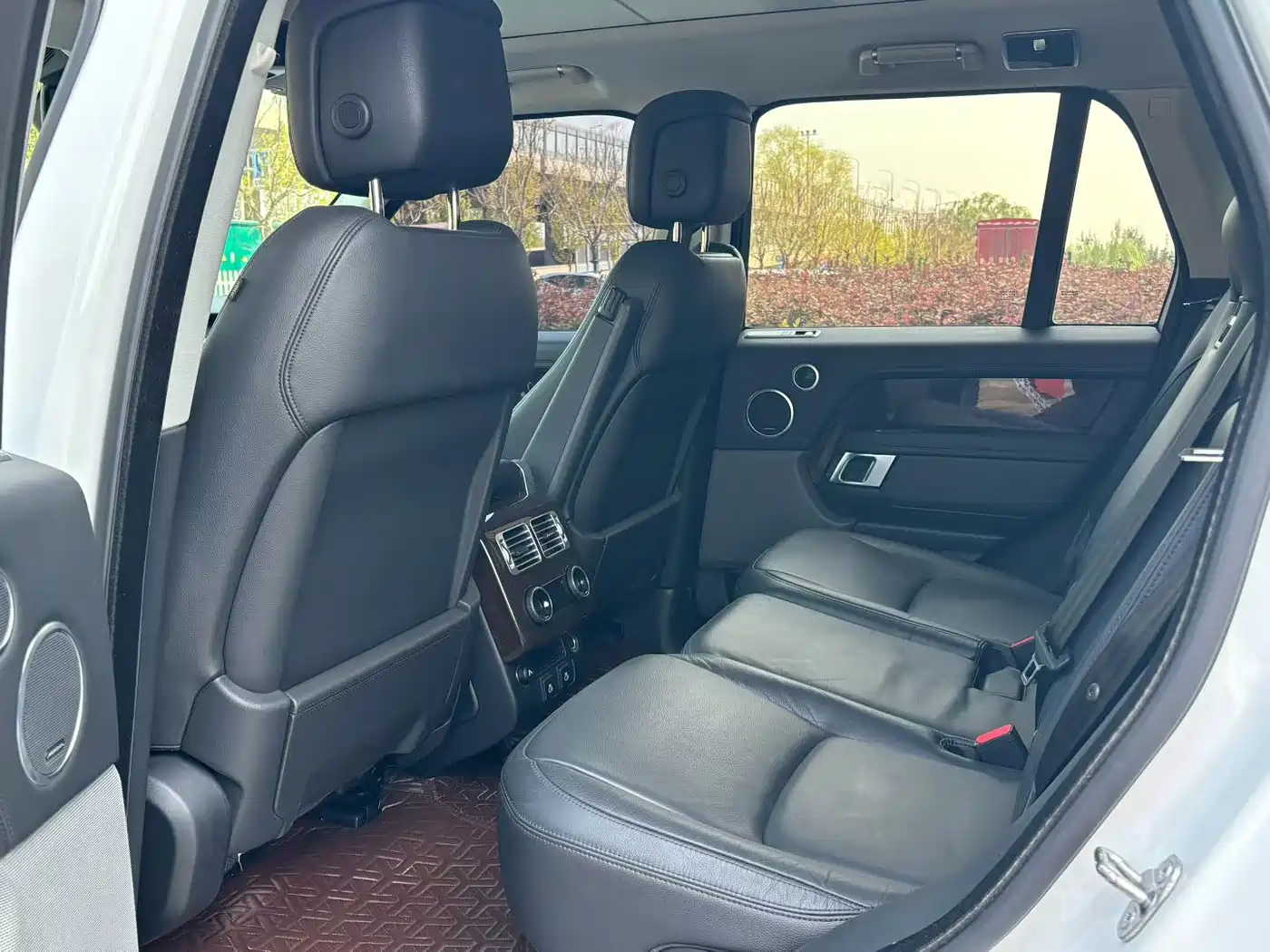 Land Rover Range Rover 2022 3.0 L6 360PS Golden Age Edition фото 5