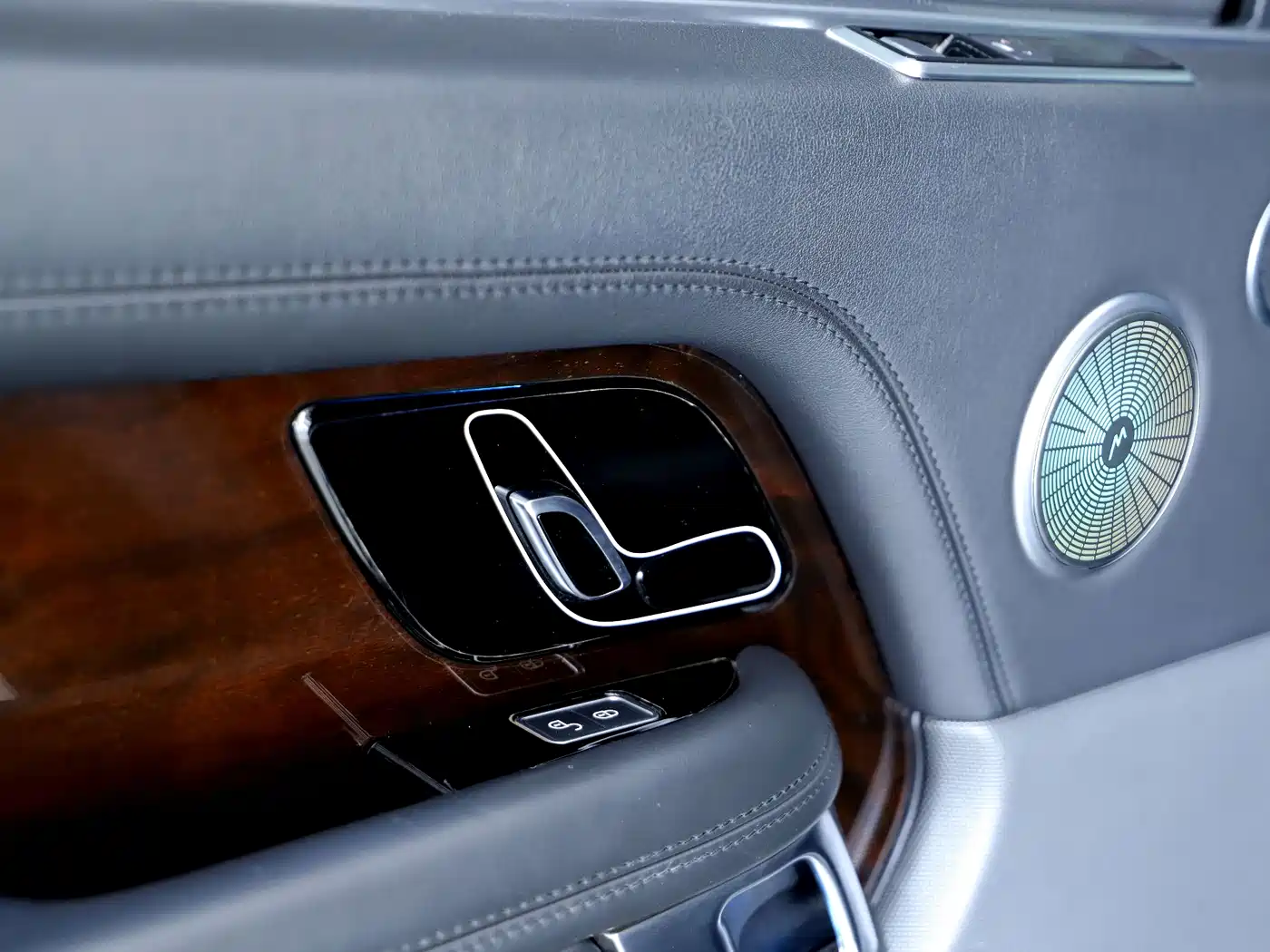 Land Rover Range Rover 2020 3.0 L6 Heritage Extended Edition фото 18