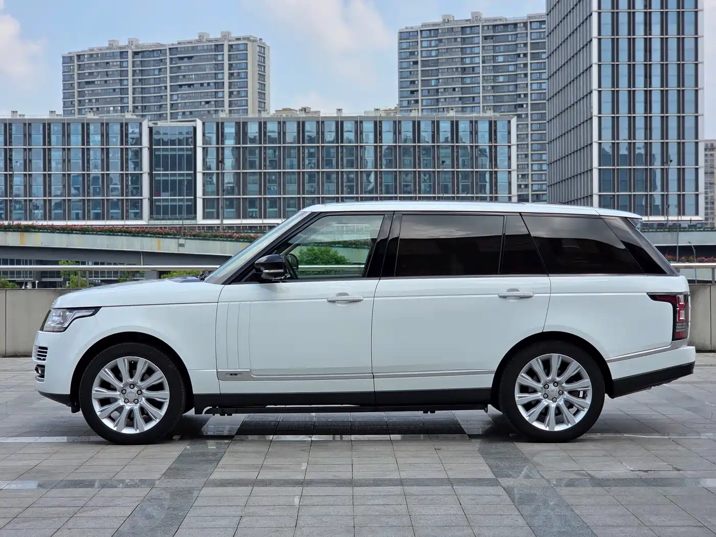 Land Rover Range Rover 2015 3.0 SC V6 Vogue SE Genesis Extended Edition фото 3
