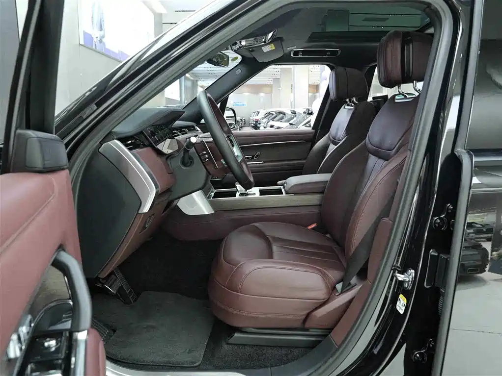 Land Rover Range Rover 2025 3.0 L6 400PS Genesis Extended Wheelbase фото 11