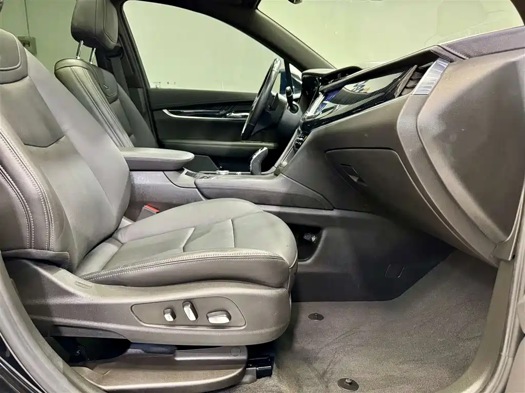 CADILLAC XT6