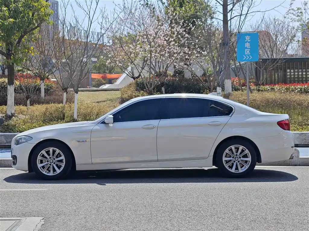 BMW 5 Series 2011 528Li Leading фото 3