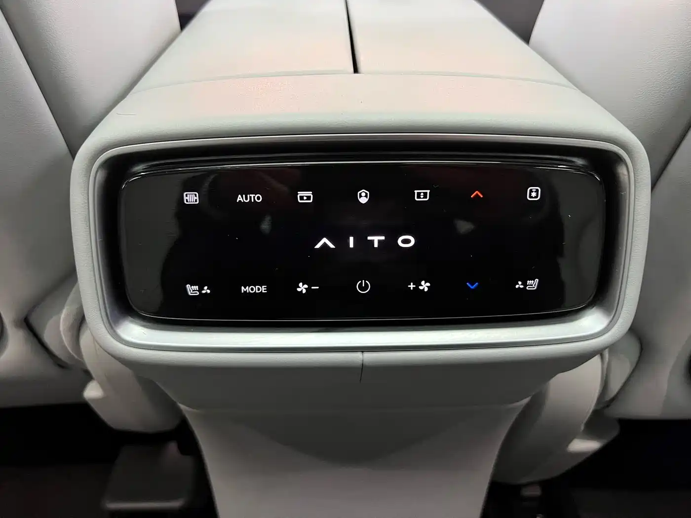 AITO Wenjie AITO M9 2024 Model Extended Range Ultra Edition 52kWh 5-Seater фото 21