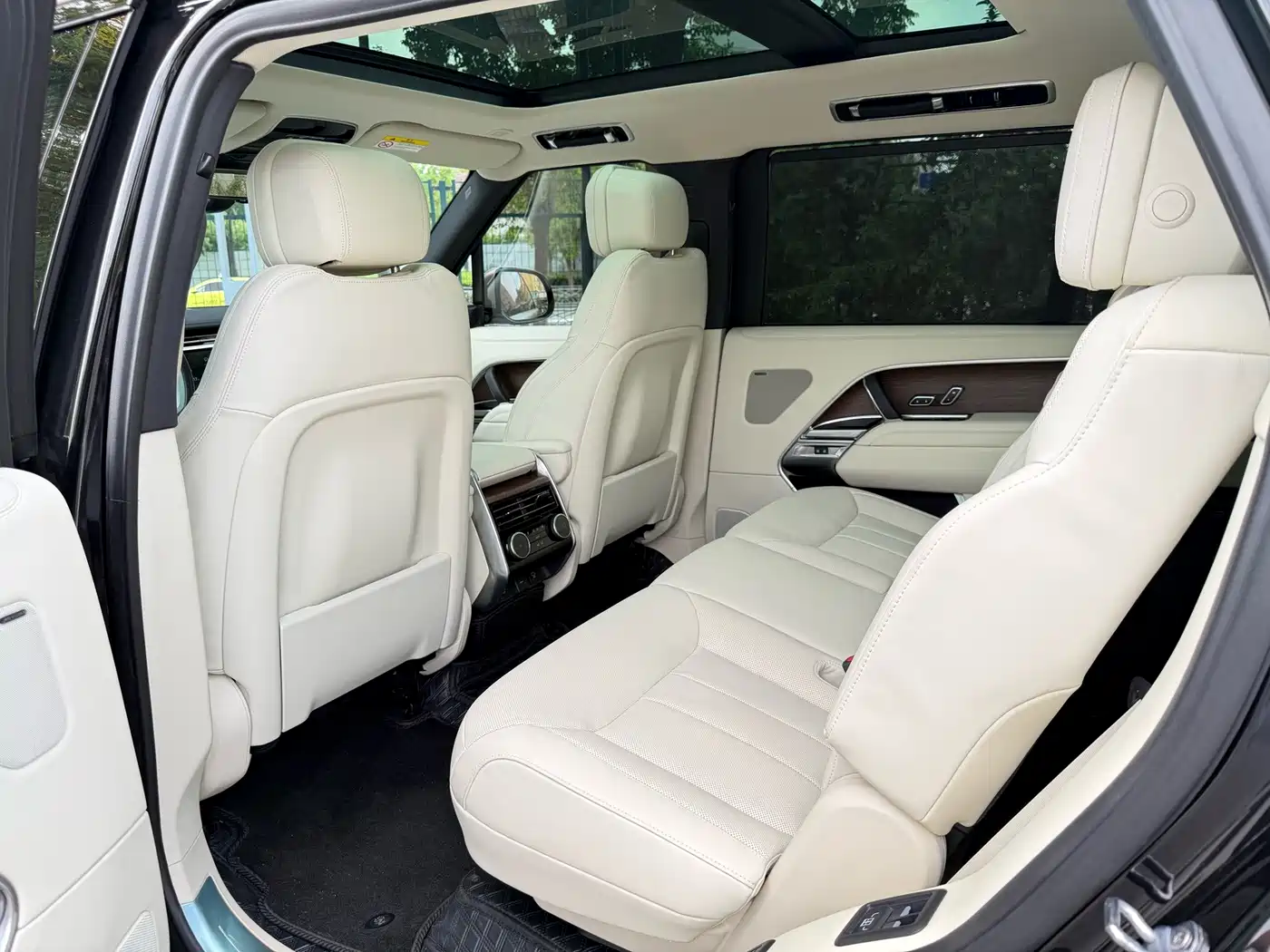 Land Rover Range Rover 2025 2025 3.0 L6 400PS Flourishing Era Extended Wheelbase 7-Seater