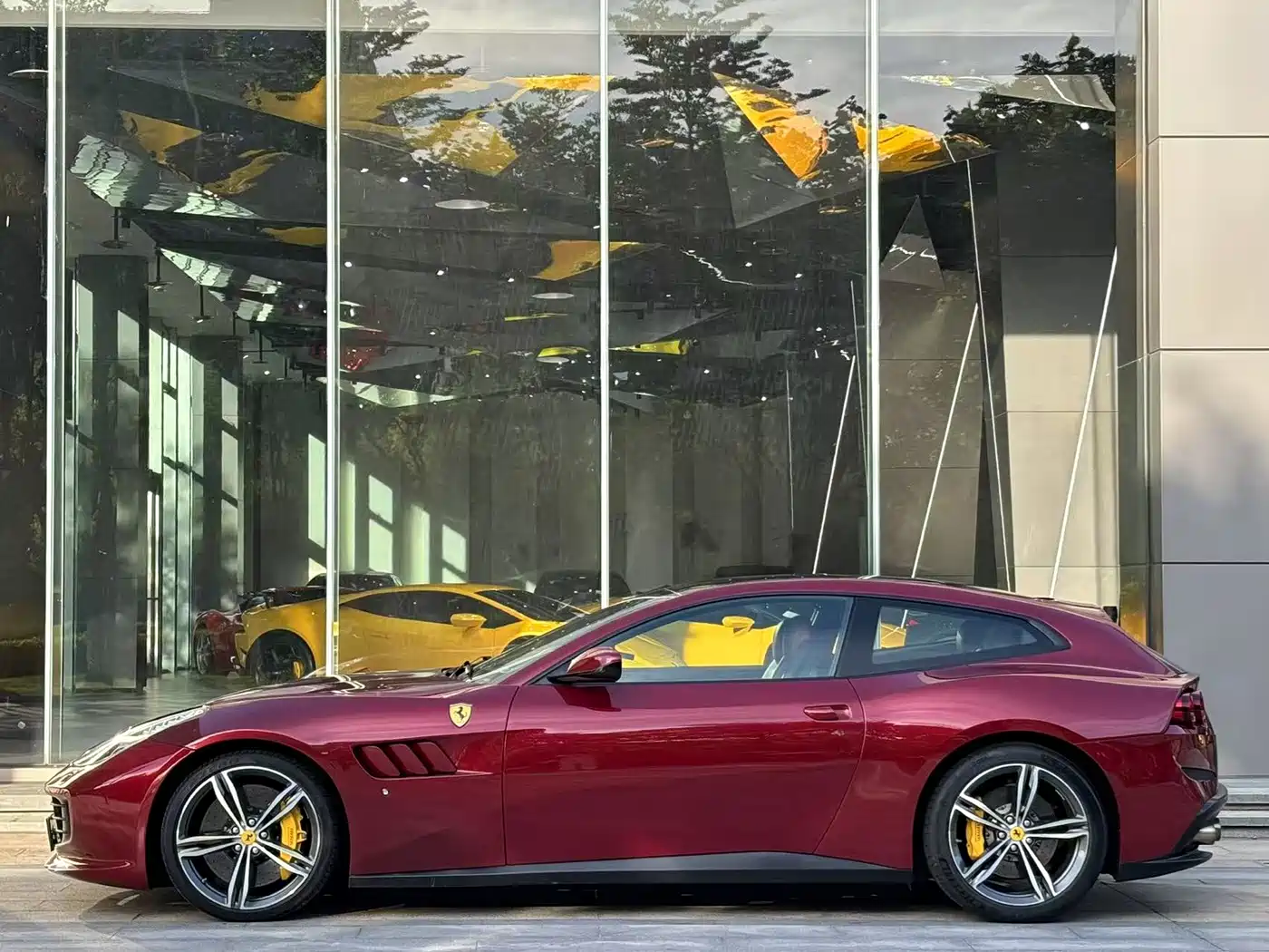 Ferrari GTC4Lusso 2017 2016 6.3L V12