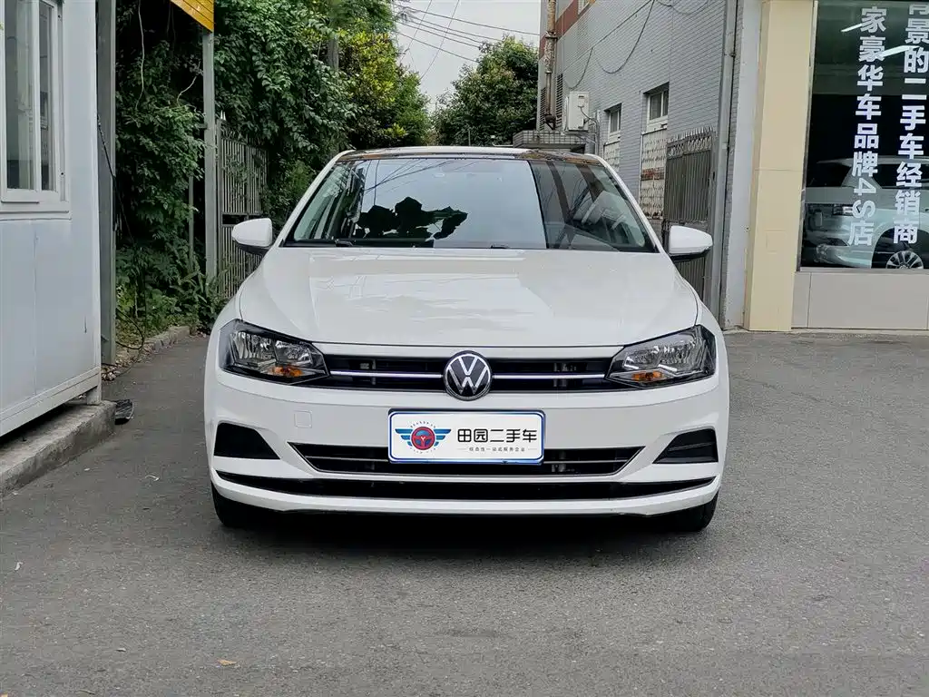 VOLKSWAGEN POLO